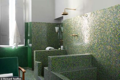 Vert d'eau dans la salle de bains